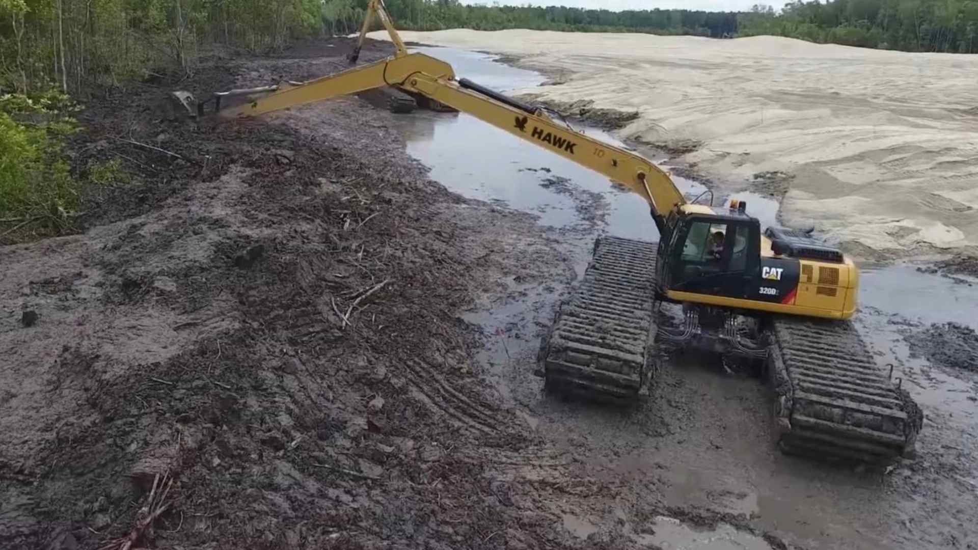 Long-Reach-Excavator-Dredging