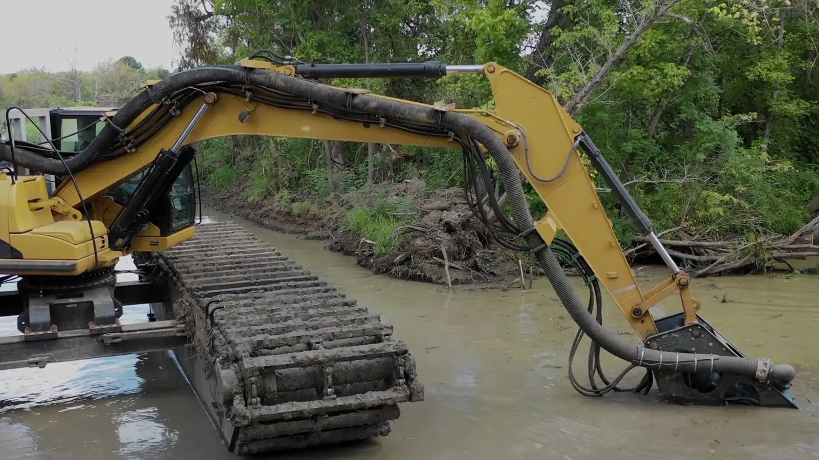 eddy-excavator-pump-attachment-amphibous -excavator-16000x900